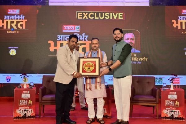 Rohit Jain being handed a framed award at a Bharat 24 real estate conclave.