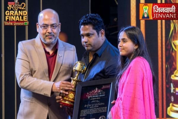 Rohit Jain accepting a trophy and certificate on stage at the Sur Vidya grand finale.
