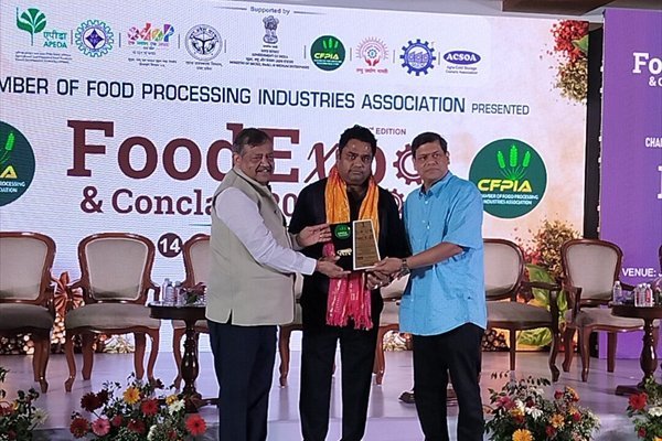 Rohit Jain receiving a plaque in front of a Food Expo and Conclave backdrop carrying the organisers&rsquo; logos.