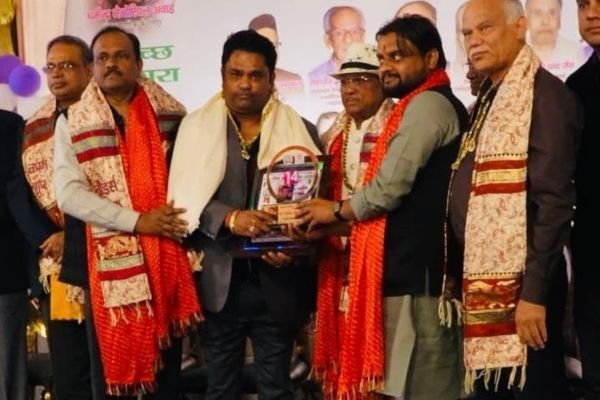 Rohit Jain with other honourees in ceremonial scarves, holding a plaque at the Leaders Agra Awards.