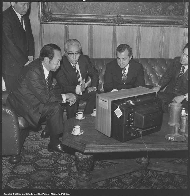 Akio Morita, wearing glasses, presenting a Sony television set to the governor of São Paulo, Laudo Natel, in 1972.